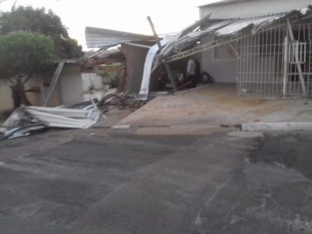 Ônibus atinge casas no bairro Parque do Horto