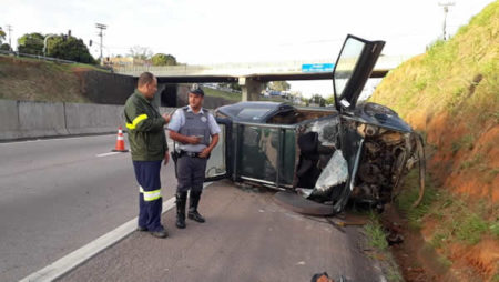 Carro capota após motorista bater contra mureta na SP 101