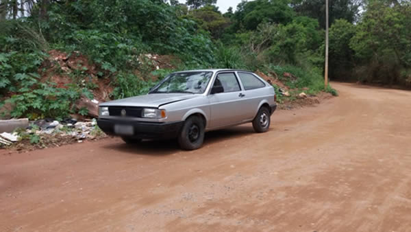 Carro furtado é encontrado na estrada que liga o bairro São Bento ao bairro São Sebastião