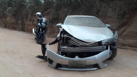 Homem tem o carro roubado por um casal armando no Jardim Amanda