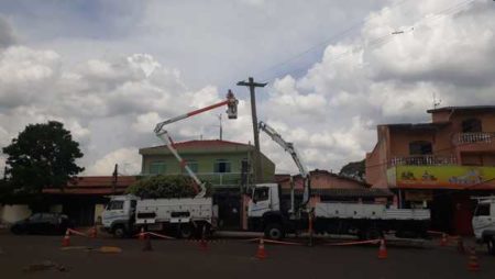 CPFL troca poste que estava caindo no bairro Santo André