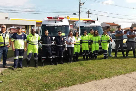 Pedestres são recebidos com café na passarela na SP 101