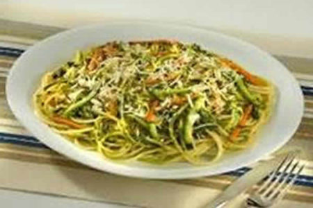 Espaguete ao Pesto de Manjericão com Legumes Sauté