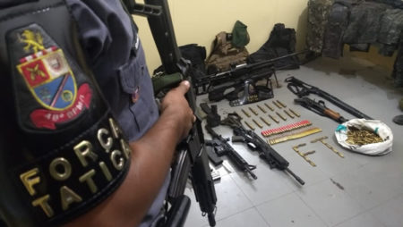 Força Tática faz grande apreensão de armas de uso das Forças Armadas, em Hortolândia