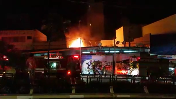 Incêndio destrói lojas de camelódromo em Campinas