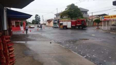 Óleo e santinhos políticos causam transtornos em via no Jd Sumarezinho