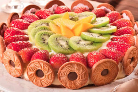 Traga mais doçura para o seu feriado com uma Torta Tropical de Mousse de Morango