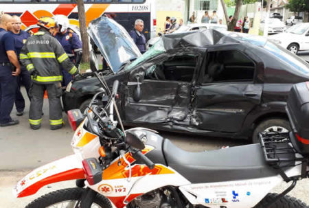 Condutora fica ferida em acidente entre ônibus e carro no Vila Real