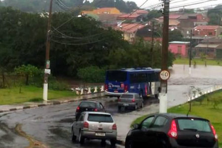 Temporal deixa pontos de alagamento na cidade