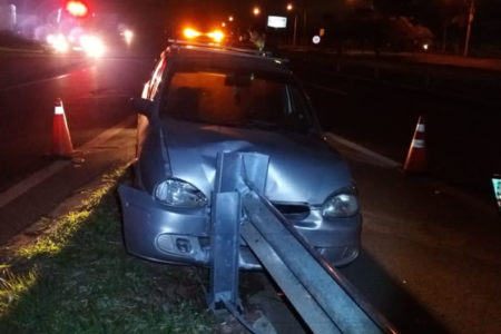 Carro trava freio e acaba colidindo em defensa metálica na SP-101