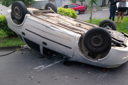 Carro capota após acidente na Avenida Anhanguera