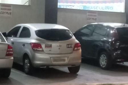 Morador flagra funcionário namorando em carro oficial da Prefeitura