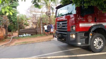 Casa pega fogo no Jardim Amanda