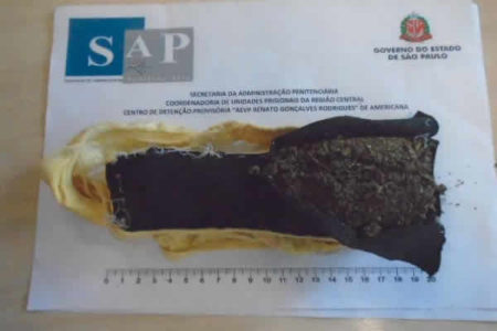 Duas mulheres foram flagradas com drogas nas calcinhas