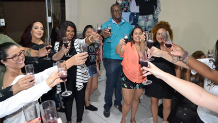 Embelezaria Cravo & Canela recebe convidados em coquetel