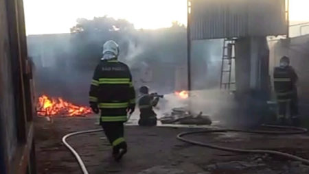 Bombeiros controlaram incêndio em fábrica de pneus no Jd Boa Vista