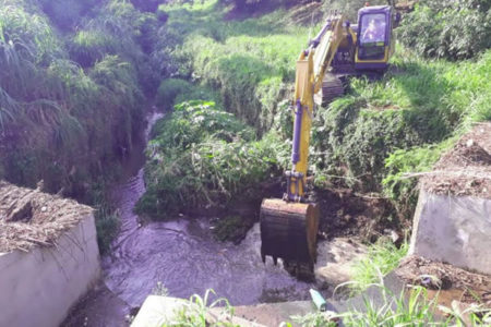 Prefeitura limpa entorno de córrego no Jd.  Ricardo  para evitar alagamento