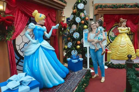 Papai Noel recebe crianças no Natal de Princesas e Carros Disney•Pixar do Campinas Shopping