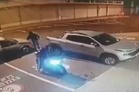 Câmera flagra roubo de moto em frente ao Open shopping