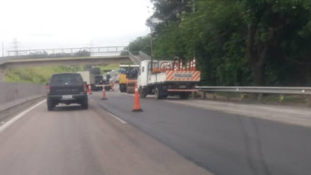 Obra de recapeamento causa lentidão na SP-101