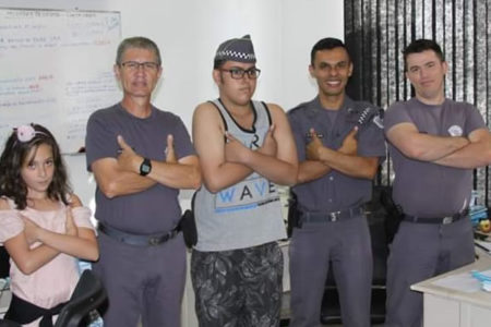 Adolescente que luta contra o câncer visita a PM