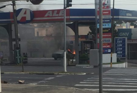 Carro pega fogo em posto de gasolina em Hortolândia