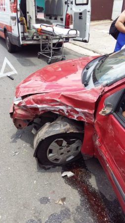 Dois carros colidem de frente e deixa uma vítima no Jardim Rosolem