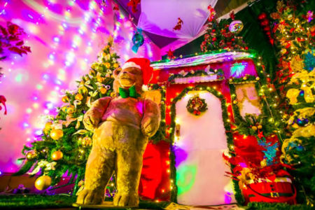 Palácio do Papai Noel emprega papelão, jornal e copos plásticos na decoração