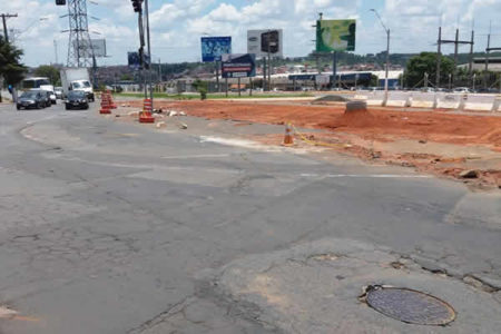 Motoristas reclamam da  demora na conclusão de obra na Av. da Emancipação