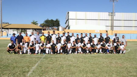 Crianças recebem presentes de futebol beneficente neste domingo (16/12)