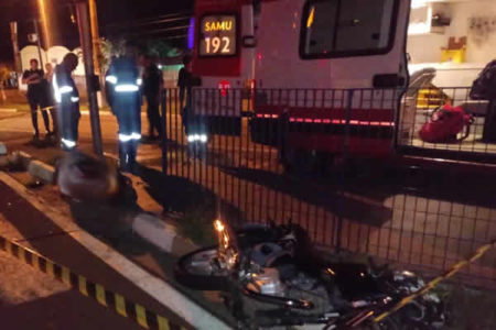Motociclista morre após colidir contra paralelepípedo