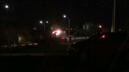 Motorista perde o controle da direção e colide em muro