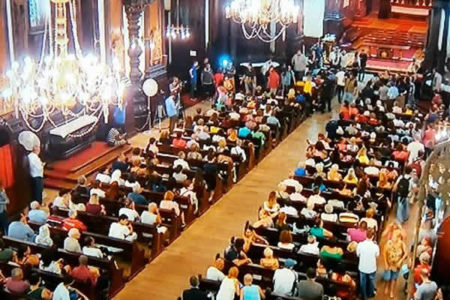 Missa pelas vítimas de atirador lota catedral em Campinas