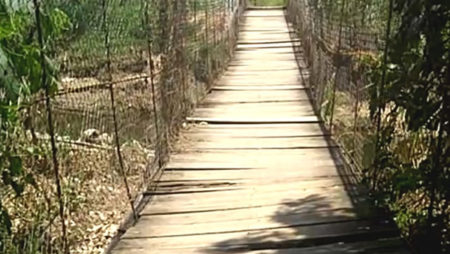 Moradores reclamam da falta de manutenção em ponte de madeira em Monte Mor