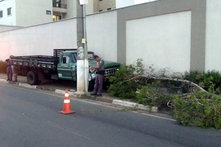 Caminhão colide contra muro na Av. Santana