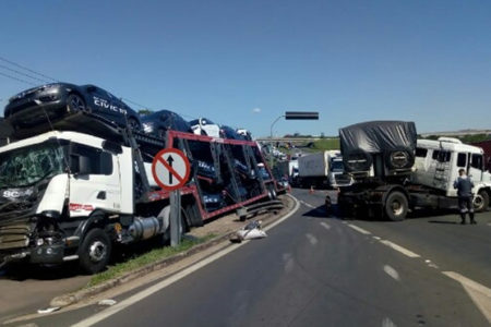 Acidente envolvendo caminhões na Anhanguera em Sumaré