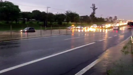 Chuva intensa alaga rodovia SP-101 e deixa motoristas em alerta