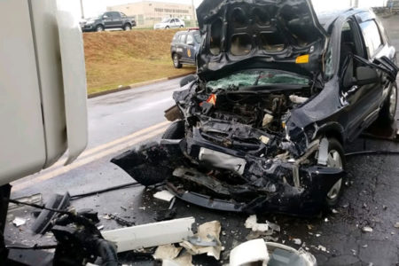 Motorista invade contramão e bate de frente com caminhão na Av. São Francisco de Assis