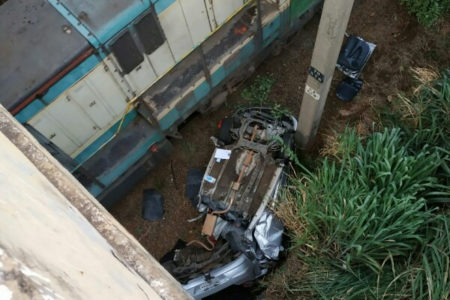 Casal morre após carro cair de ponte ao lado de linha férrea em Americana