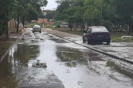 Moradores queixam de mau cheiro de vazamento de esgoto no Parque Chico Mendes
