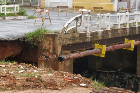 Chuva rompe adutora de esgoto e interdita ponte