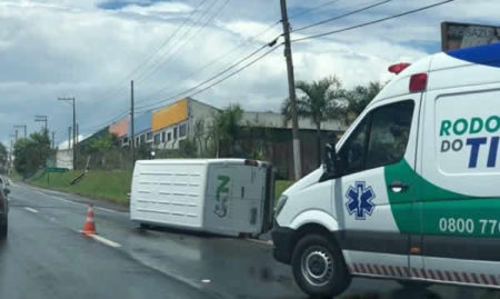 Van tomba na curva da SP 101,deixa lentidão no trânsito local
