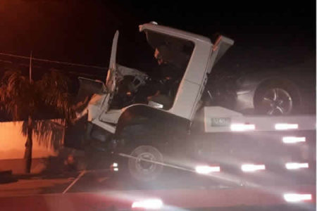 Acidente entre guicho e carreta, deixa um ferido gravemente