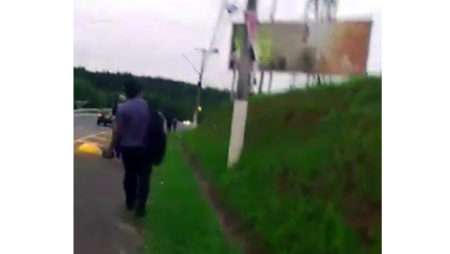 Universitários se arriscam e caminham no acostamento para irem ao IFSP de Hortolândia