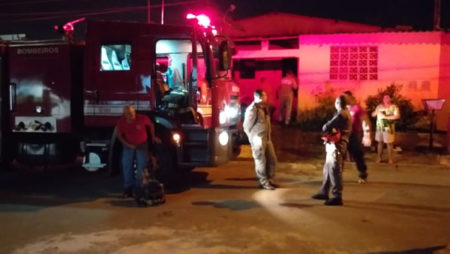 Casa pega fogo após moradores deixarem vela acesa em quarto