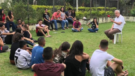 Prefeito Perugini se reúne com jovens da cidade