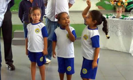 Bebês também recebem uniforme escolar