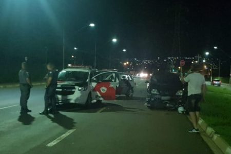 Carro colide em moto na Avenida Emancipação e deixa dois feridos