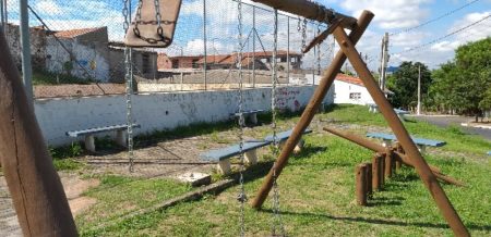 Vândalos destroem brinquedo no Parque Infantil da Praça no Jardim Nova Europa
