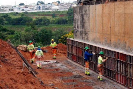 Cabeceira da Ponte Estaiada sentido Jd. Novo Ângulo recebe concretagem